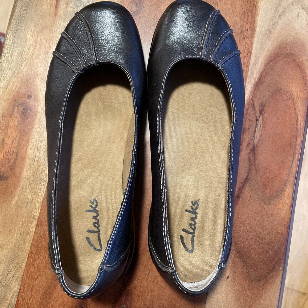 Clarks Women's Size 6M Brown Leather Scalloped Round Toe Slip On Comfort Flats